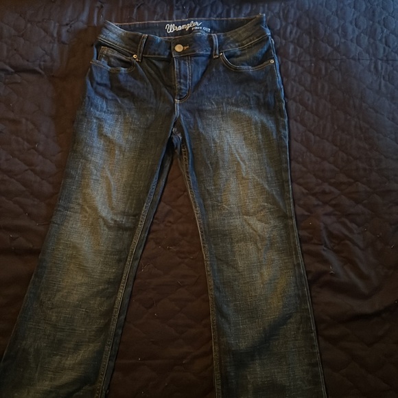 Woman’s wrangler boot cut jeans great condition very comfortable! Size 9x30 - Picture 3 of 5